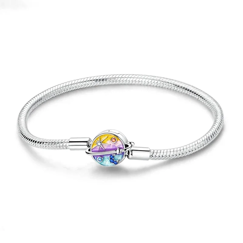 Pulseira em prata 925 com fecho planeta Saturno, estrelas e lua crescente em esmalte gradiente.