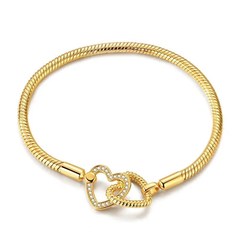 Pulseira dourada com fecho de corações entrelaçados cravejado de zircónias.