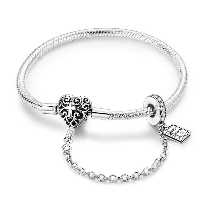 Pulseira em prata com pingente Bíblia Sagrada e fecho coração com cruz.