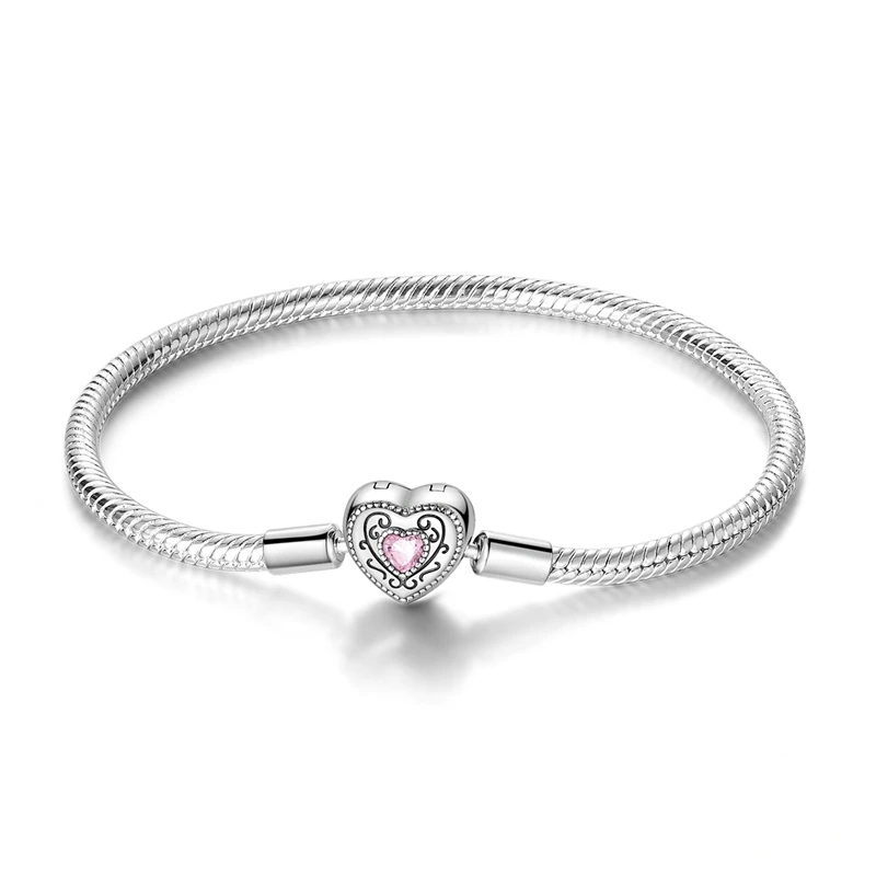 Pulseira em prata com fecho de coração rendilhado e pedra rosa.
