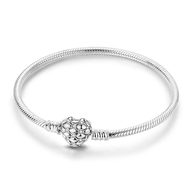 Pulseira em prata de lei com fecho de coração texturizado e brilhantes de zircónia, corrente rabo de cobra.