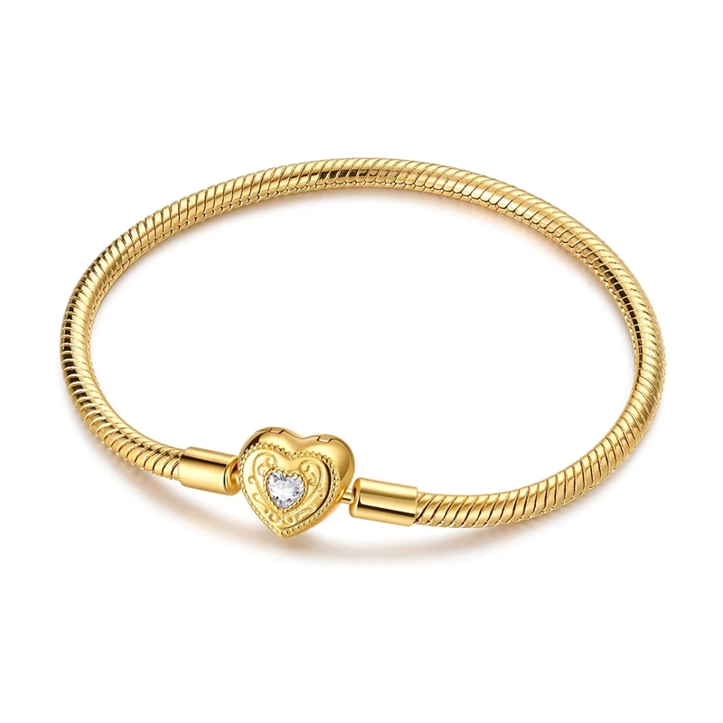 Pulseira em tom dourado com corrente cobra e fecho de coração ornamentado com filigrana e zircónia central