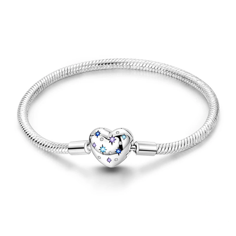 Pulseira prata com fecho de coração decorado com estrelas e zircónias azuis e roxas.