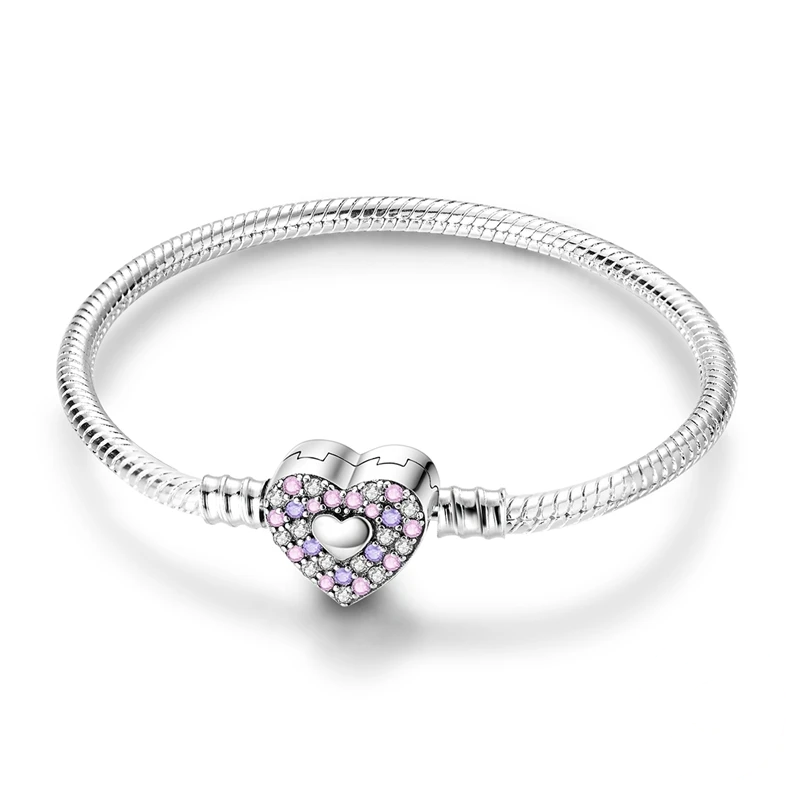 Pulseira snake chain em prata esterlina com fecho de coração cravejado de zircónias.