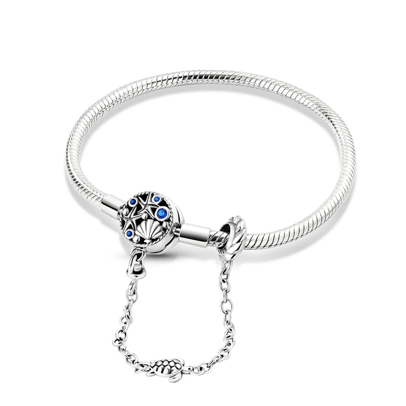 Pulseira em prata com fecho redondo decorado com concha, estrela do mar e detalhes em cristal azul, corrente de segurança com tartaruga marinha