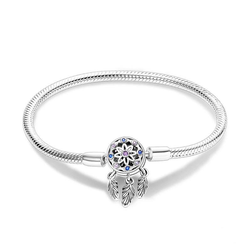 Pulseira em prata com fecho central em forma de apanhador de sonhos cravado com zircónias azuis e lilás e três penas pendentes