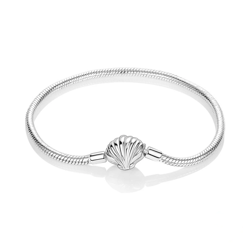 Pulseira em prata com corrente serpente e fecho central em forma de concha marinha esculpida.