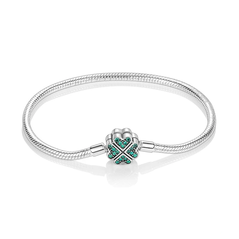 Pulseira de prata com corrente snake e fecho em forma de trevo de quatro folhas polido, cravejado com zircónias.