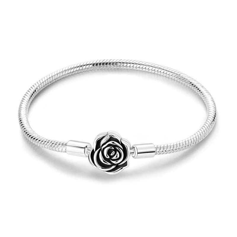 Pulseira em prata com fecho central em formato de flor de rosa esculpida e detalhes oxidados.