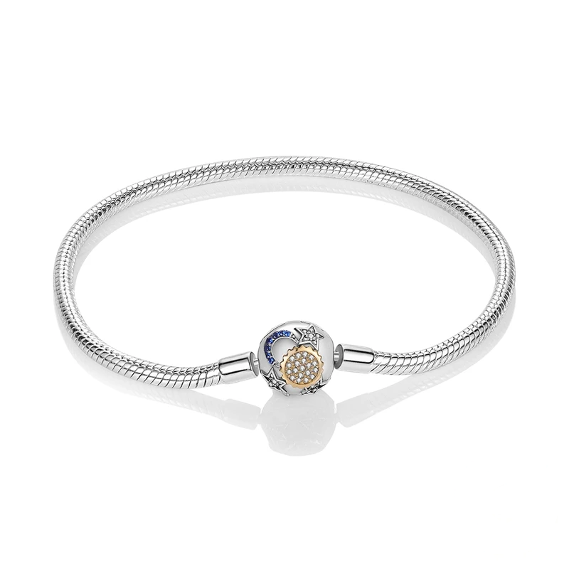 Pulseira em prata com fecho esférico decorado com sol dourado cravejado, lua crescente azul e estrela.