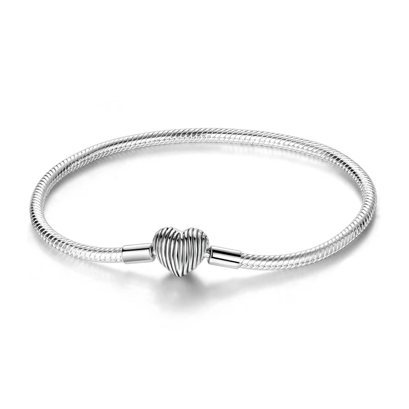 Pulseira de prata com fecho em formato de coração estriado, malha de cobra, elegância romântica.