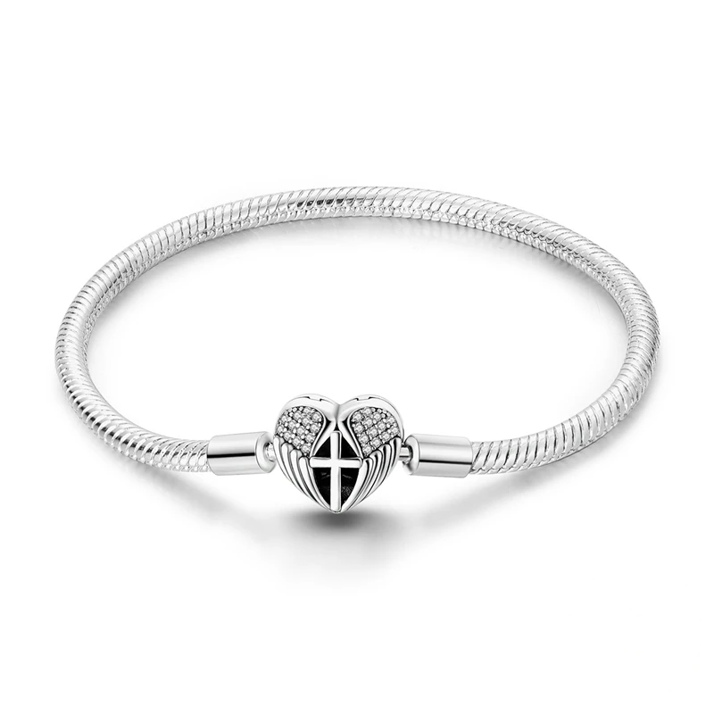 Pulseira prateada com fecho de coração, asas de anjo cravejadas e cruz central