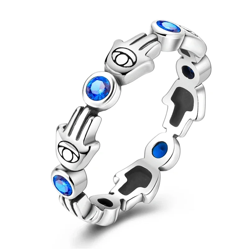 Anel em prata com Mão de Hamsá gravada e zircónia azul em estilo boho