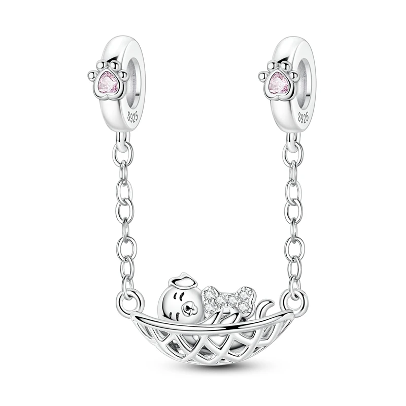 Pulseira de segurança em prata com charm de cão dormindo em cesto e patinhas com zircónia rosa