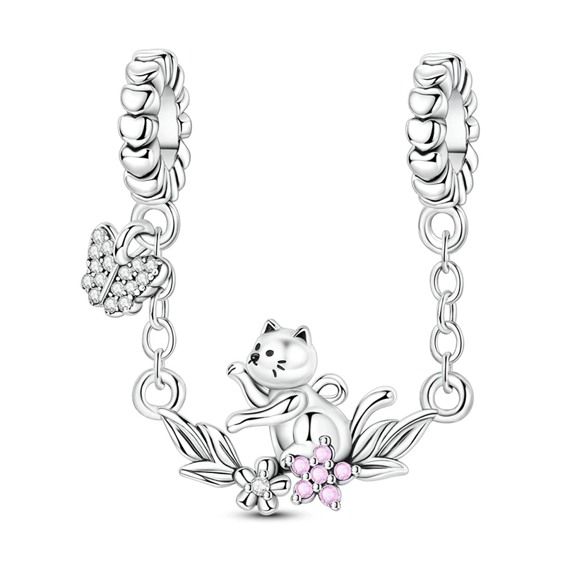 Pulseira de segurança em prata com gato sobre ramo floral e borboleta cravejada pendente.