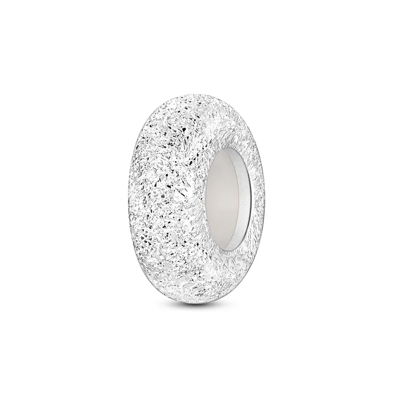 Separador de berloque em prata com acabamento texturado, de forma circular e núcleo em silicone.