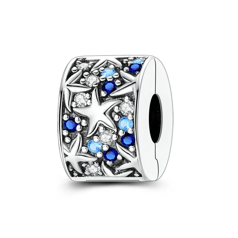 Charm clip prateado com estrelas-do-mar em relevo e cristais azuis e transparentes