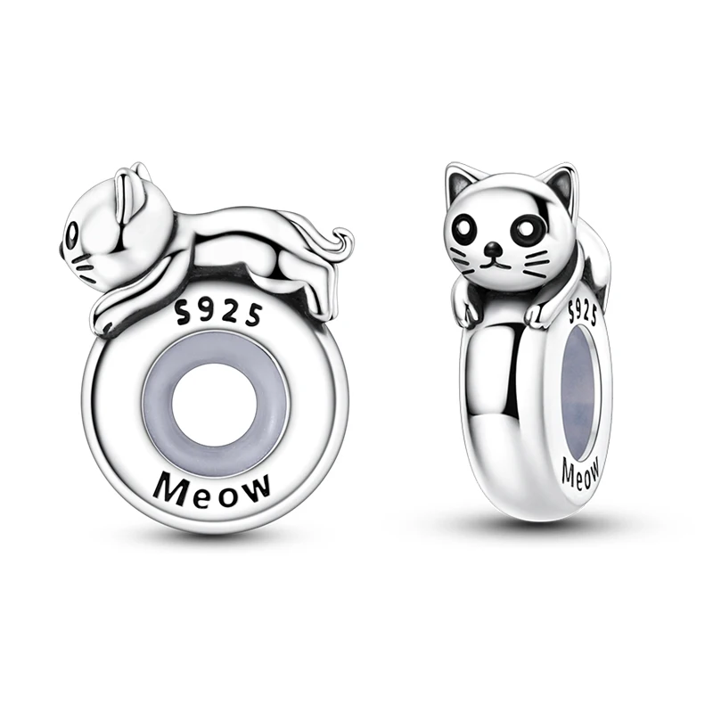 Pingente de gato em prata 925 com figura 3D deitada e gravação 'Meow'.