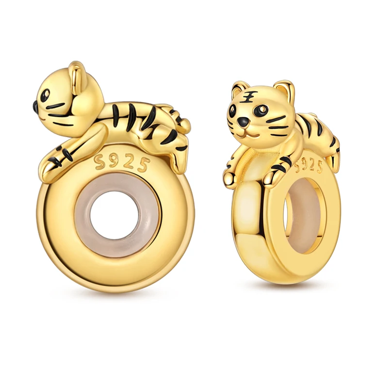 Pingente de prata com miniatura de tigre dourado deitado, com listras pretas e marca na testa.