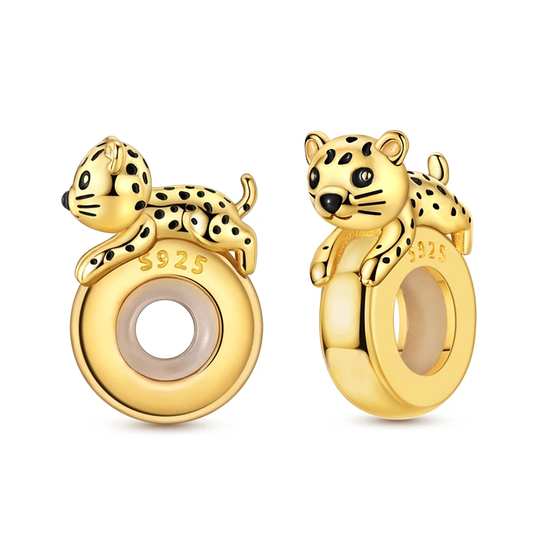 Berloque travão dourado em prata com miniatura de filhote de leopardo e detalhes em esmalte preto.