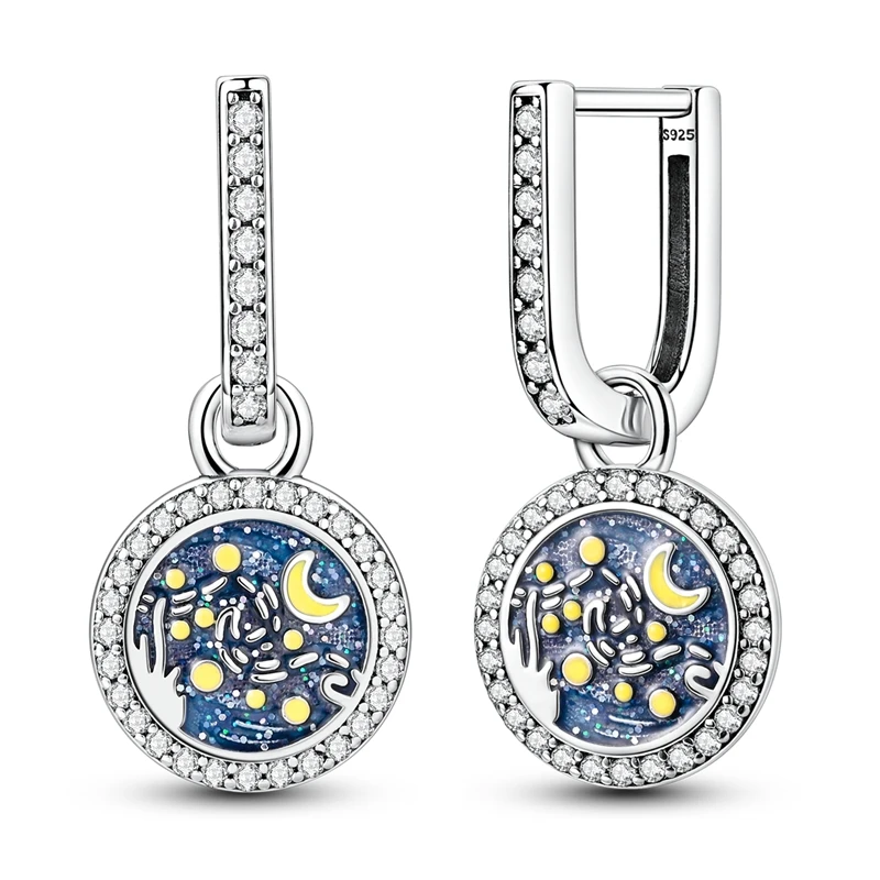 Brincos de argola em prata com pingente circular de lua crescente e estrelas, zircónias cravadas