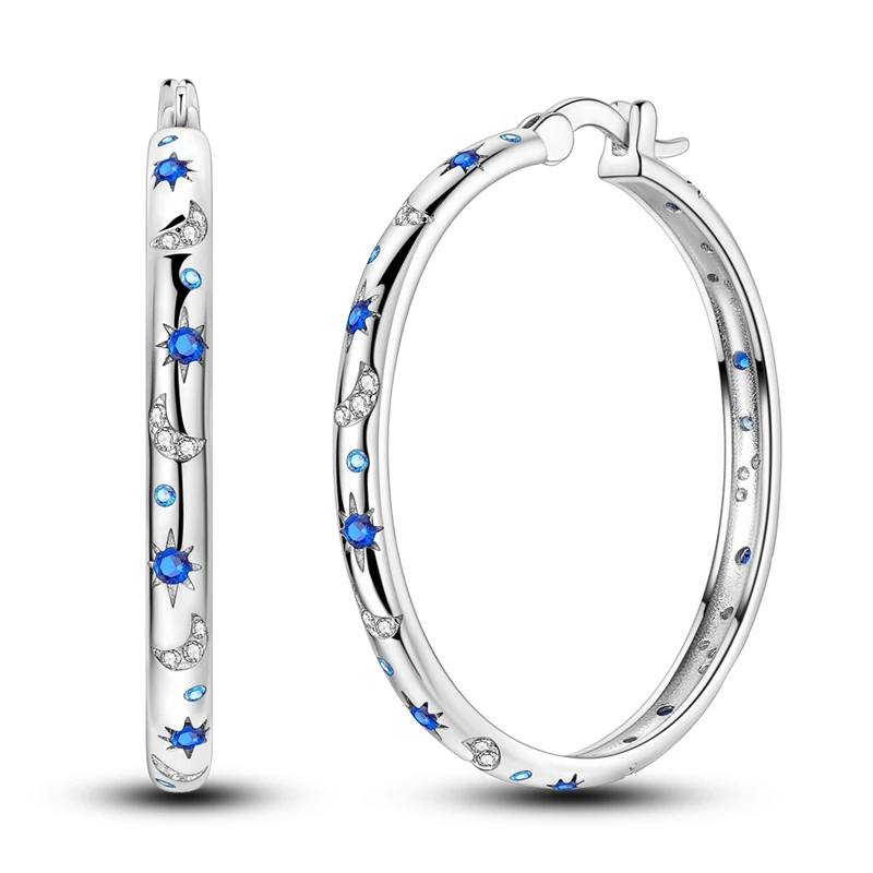 Brincos de prata com pendente de lua crescente e estrela, cravejados com zircónias brilhantes.