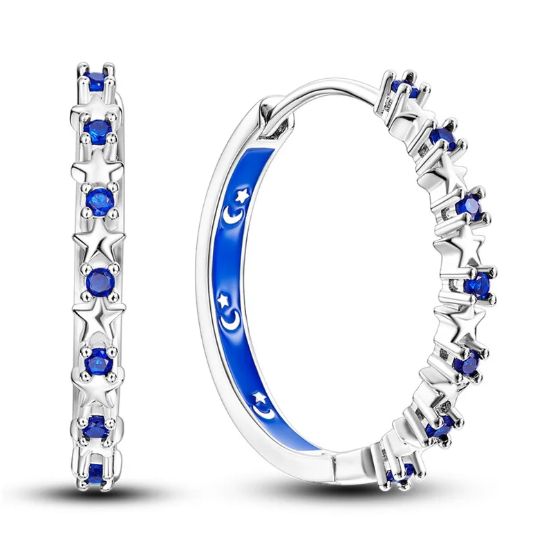 Brincos de prata com design de estrela e lua crescente, cravejados com zircónias brilhantes