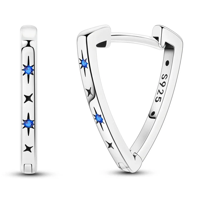 Brinco argola triangular em prata com zircónias azuis e gravuras de estrelas
