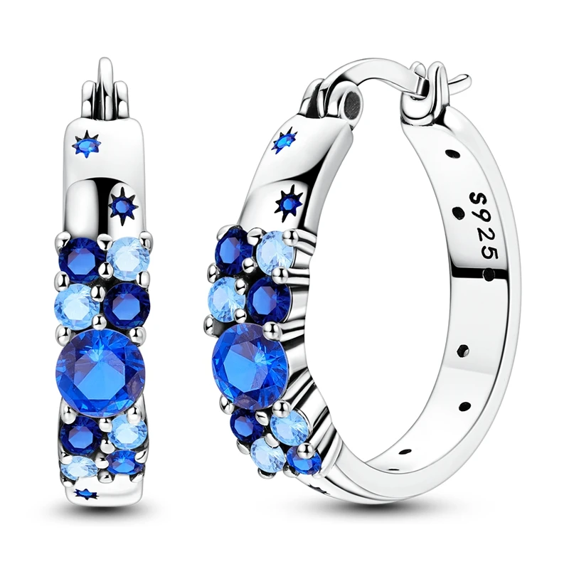 Brincos de argola em prata com zircónias azuis e estrelas gravadas, estilo celestial.