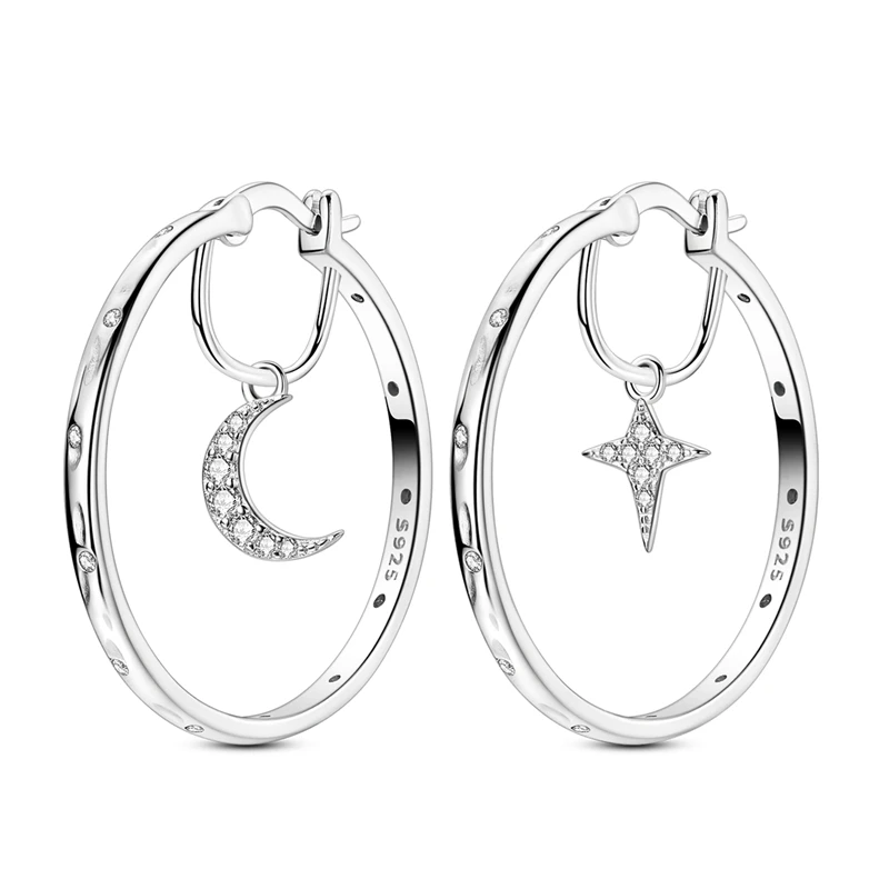 Brincos de prata com pendente de lua crescente e estrela do norte, ambos cravejados com zircónias.