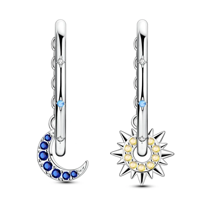 Brincos de argola em prata com charms pendentes de sol e lua crescente cravejados de zircónia