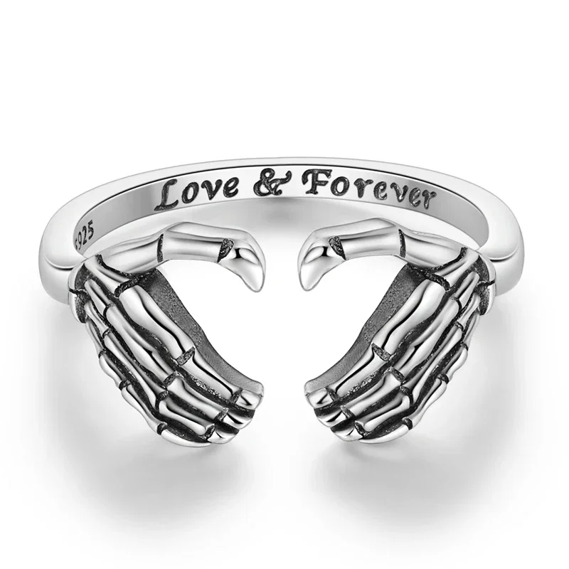 Anel ajustável em prata com mãos de esqueleto formando coração e gravação Love & Forever