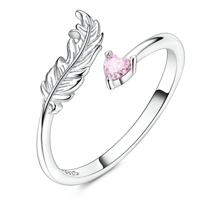 Anel ajustável em prata com gema de coração rosa e detalhe de pena