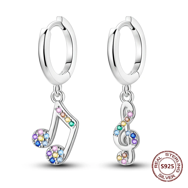 Brincos de prata com pingente de clave de sol e colcheia dupla cravejados com zircônias multicoloridas.