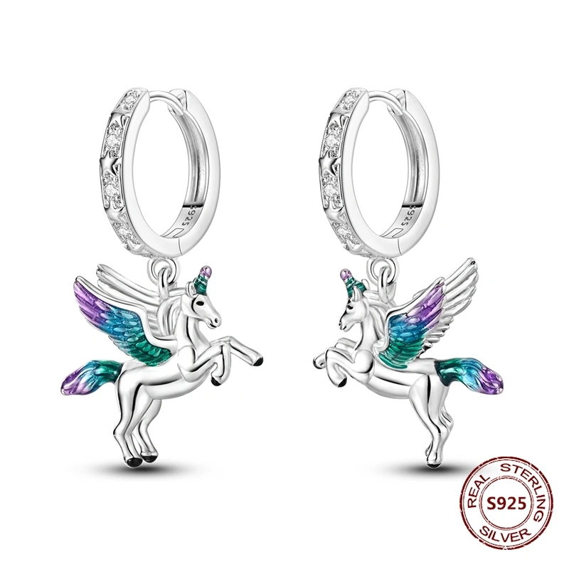 Brincos de argola em prata com pingente de unicórnio alado em esmalte colorido e zircónias.