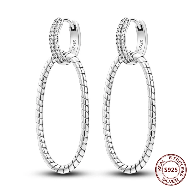 Brincos de argola pendente oval em prata 925 polida com zircónias cravejadas e textura entrelaçada.