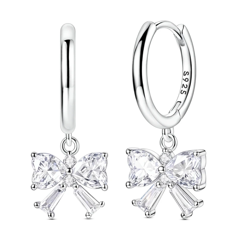Brincos de argola em prata com pingente de laço cravejado de zircónias transparentes.