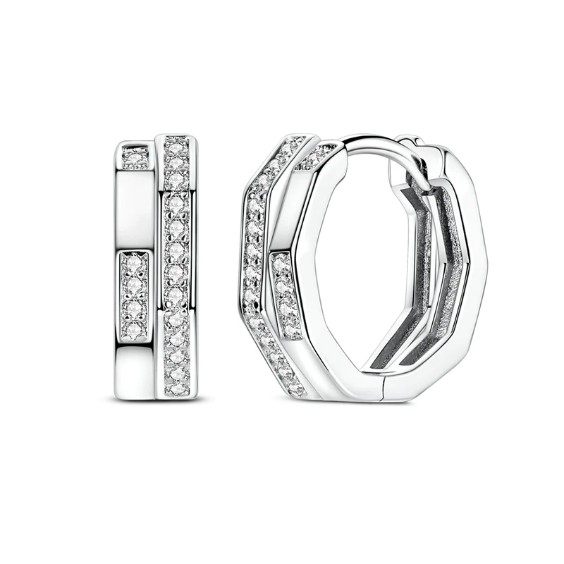 Brincos de argola huggie geométrica em prata com pavê de zircónias transparentes.