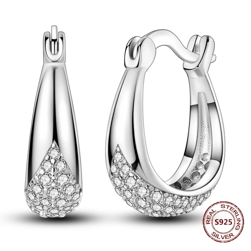 Brincos de argola huggie em prata 925 com pavê de zircónias e design geométrico.
