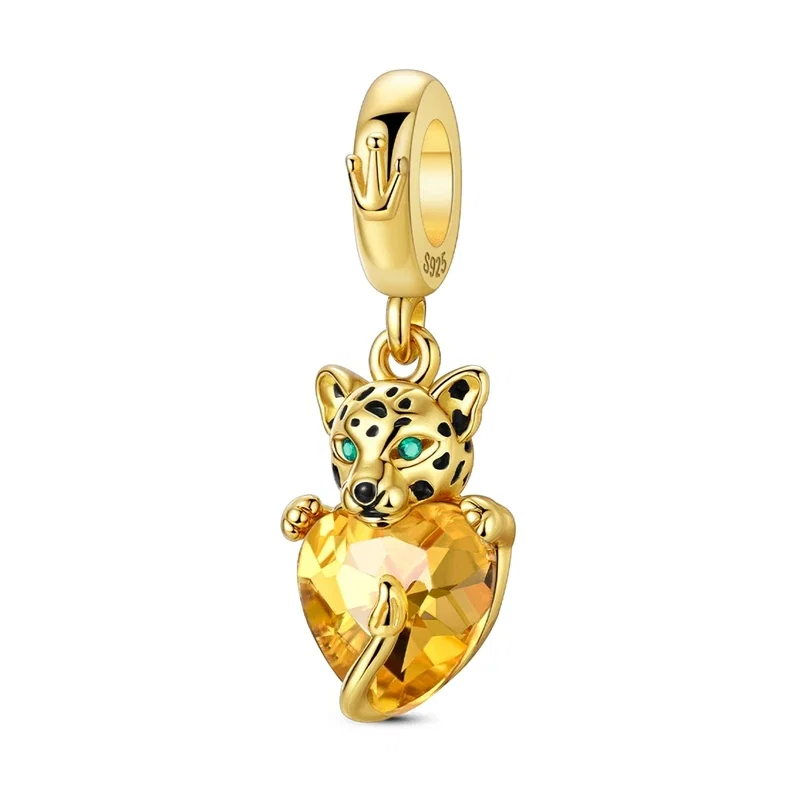 Pingente com leopardo a segurar coração dourado e coroa gravada em prata com zircónia.
