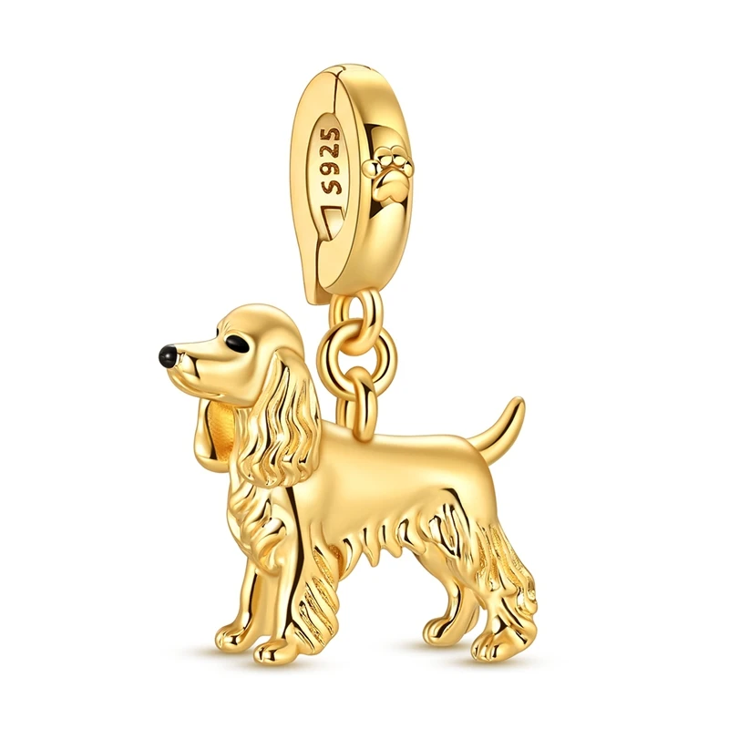 Pingente charme cocker spaniel em prata dourada com detalhe de patinha entalhada no clipe.