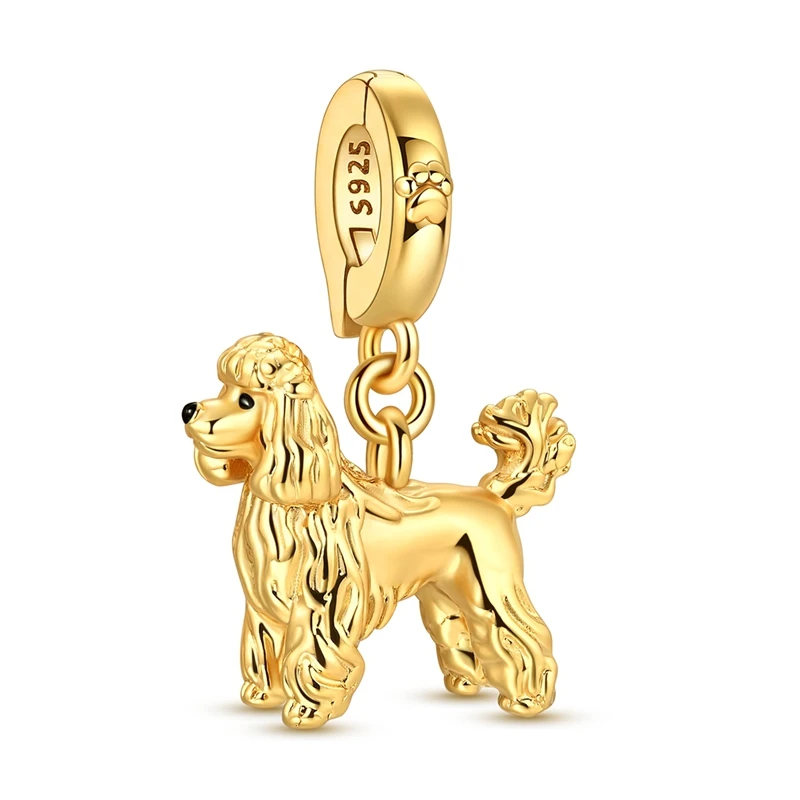 Pingente em forma de cão poodle com acabamento dourado em prata 925 e pegada de pata no fecho.