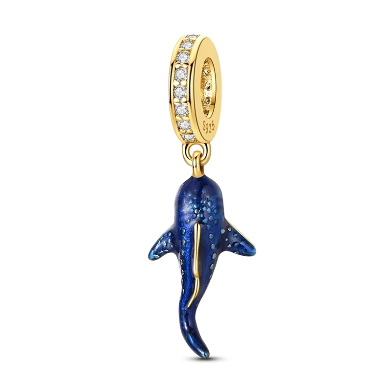 Pingente pendente de tubarão-baleia azul com esmalte pontilhado e passador dourado com zircónias