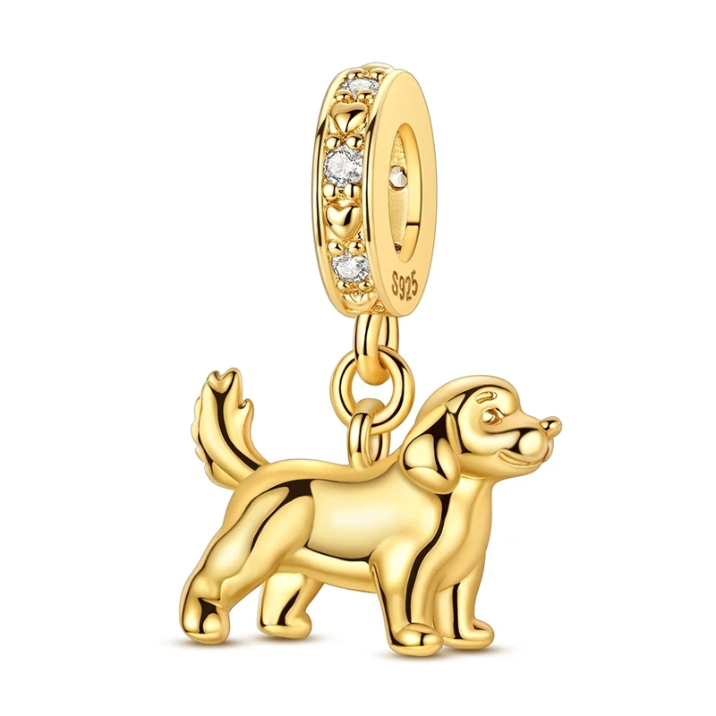 Pingente em forma de cachorro dourado suspenso por argola cravejada de zircónia, em prata