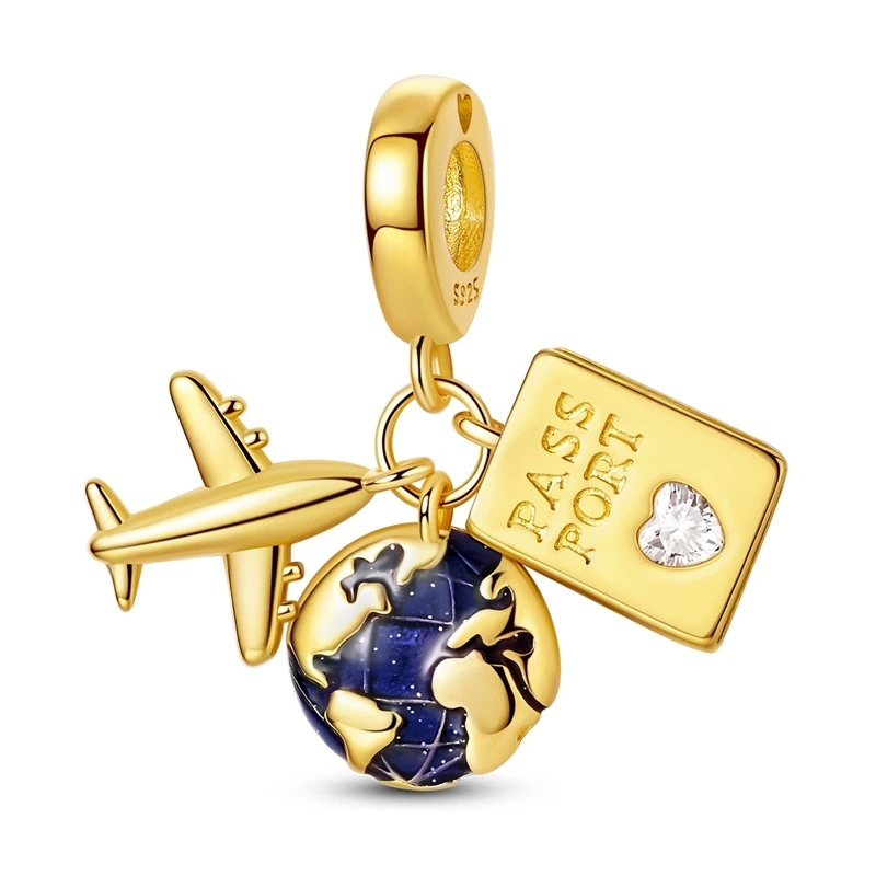 Pingente em prata com avião dourado, globo azul e passaporte com zircónia em forma de coração