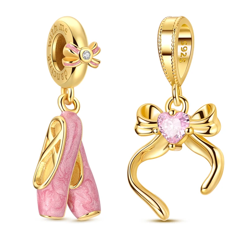 Berloque dourado com sapatilhas de ballet em esmalte rosa e laço de fita com zircónia em forma de coração