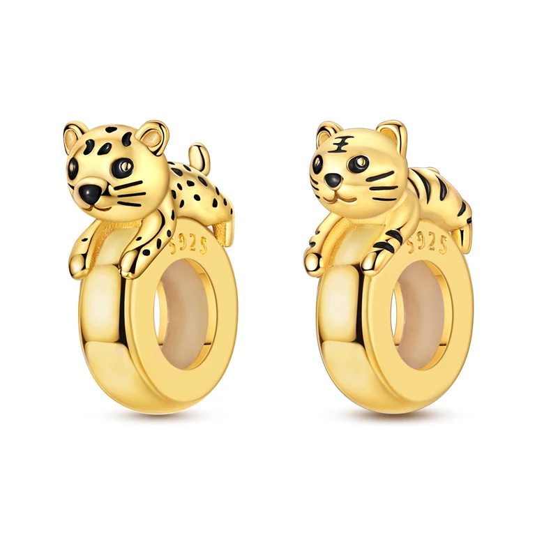 Pingentes de prata com filhotes de leopardo e tigre em detalhe dourado