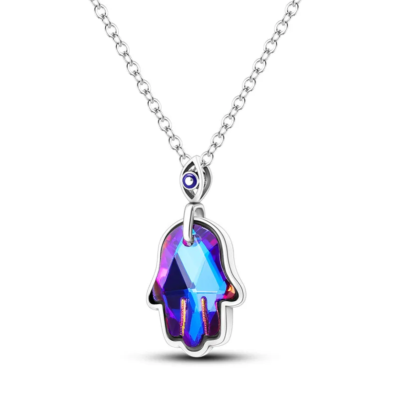 Colar com pingente Mão de Fátima em cristal azul e lilás e detalhe Olho Grego na argola