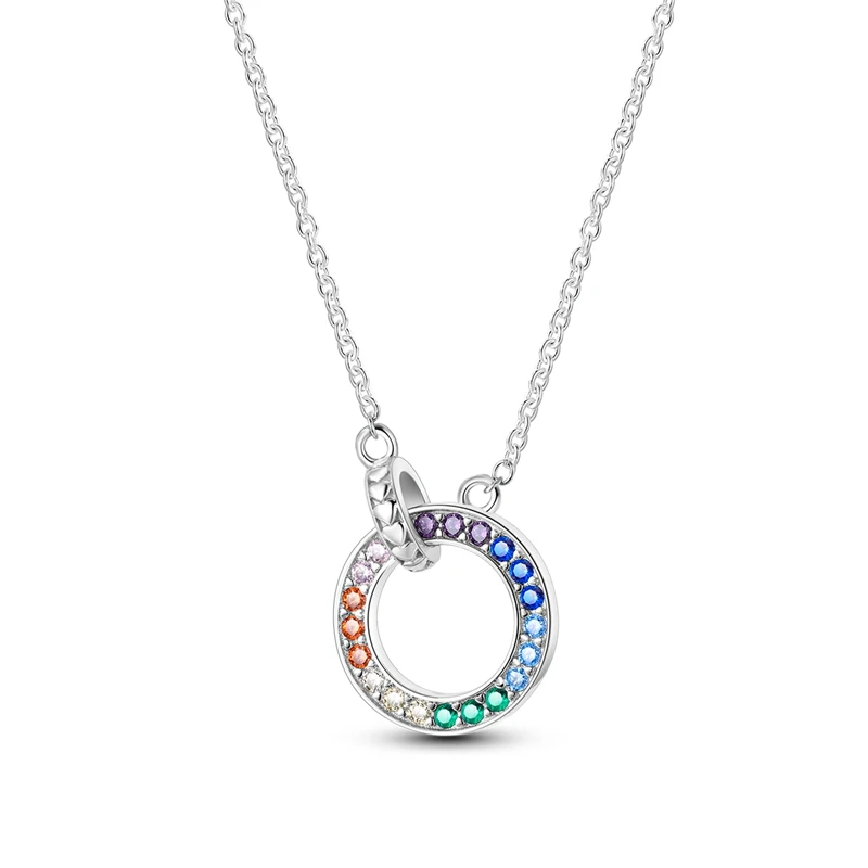 Colar de prata com pingente de dois círculos entrelaçados, um com zircónias coloridas em gradiente arco-íris e detalhes de corações.