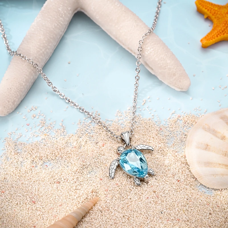 Colar com pingente de tartaruga marinha em prata e zircónia azul-piscina.